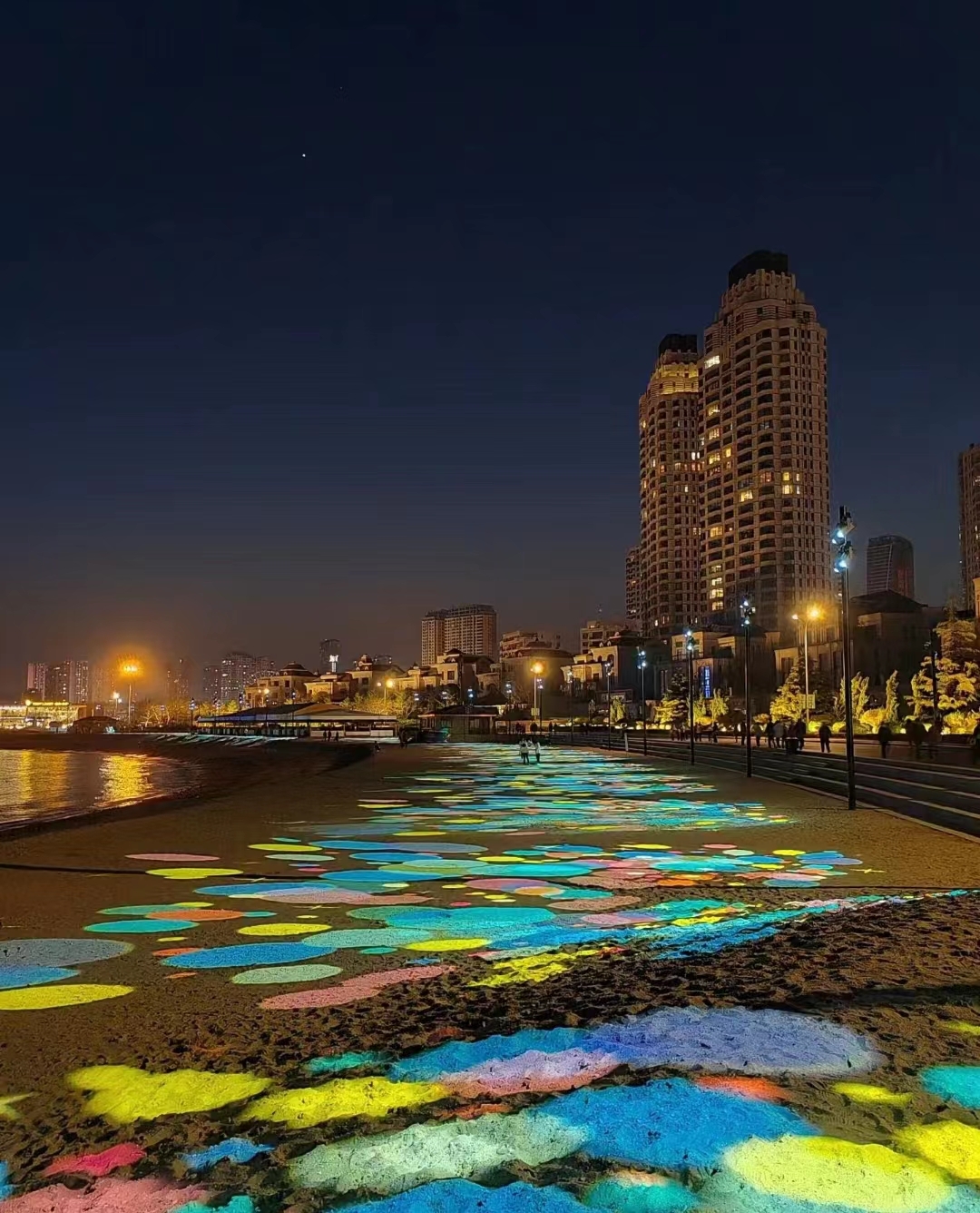 冬日暖阳下，沙滩投影灯打造浪漫打卡新地标